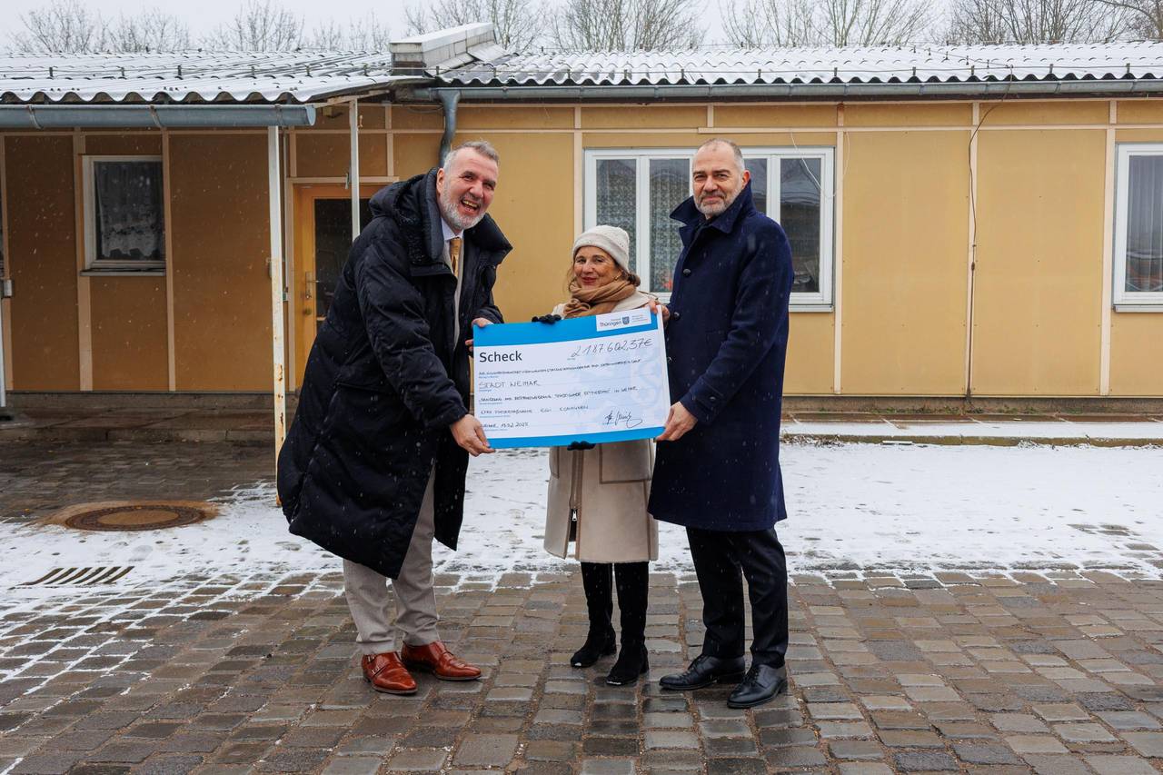 Übergabe des EFRE-Fördermittelbescheids durch den Thüringer Minister für Digitales und Infrastruktur, Steffen Schütz (links im Bild) an die Beigeordnete der Stadt Weimar, Dr. Claudia Kolb und Oberbürgermeister Peter Kleine. ©Stadt Weimar