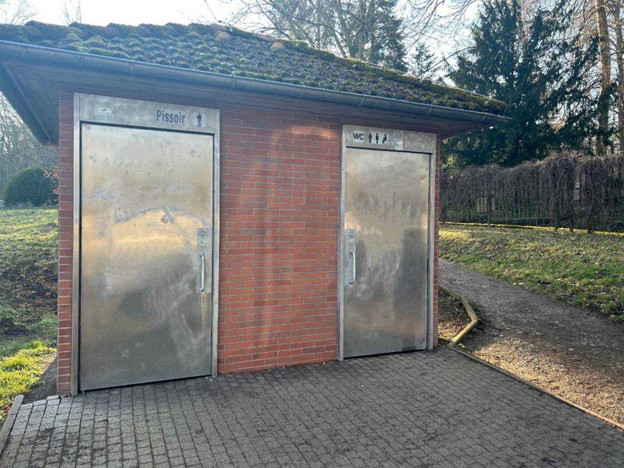 Toilette Haupteingang Friedhof, Auf P+R Parkplatz