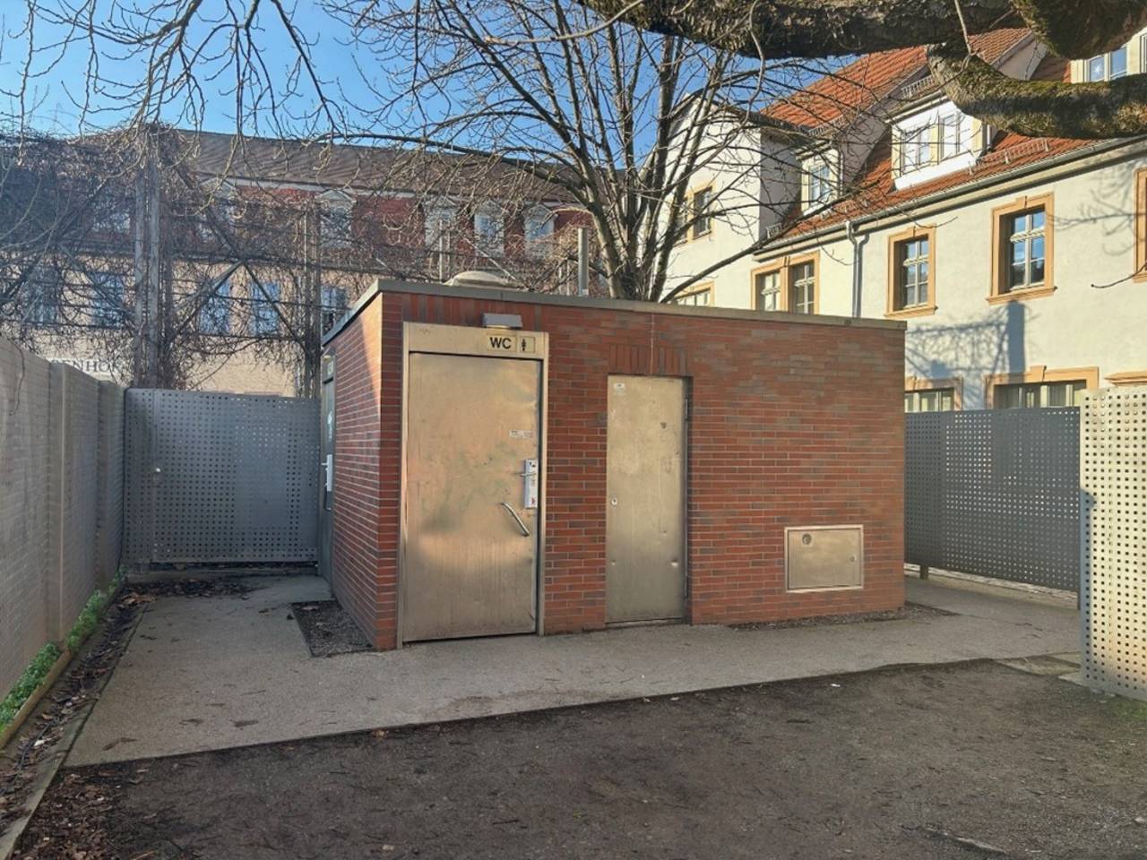 Toilette Frauenplan auf der Ostseite der Grünanlage