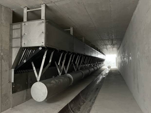 Beckenzulaufschwelle mit Schwingrechen Beckenzulaufschwelle mit Schwingrechen