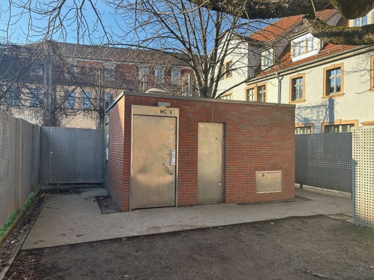 Toilette - Frauenplan Toilette Frauenplan auf der Ostseite der Grünanlage