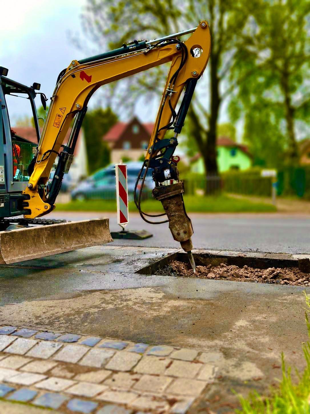 Aufstemmen des Fahrbahnbelages Aufstemmen des Fahrbahnbelages